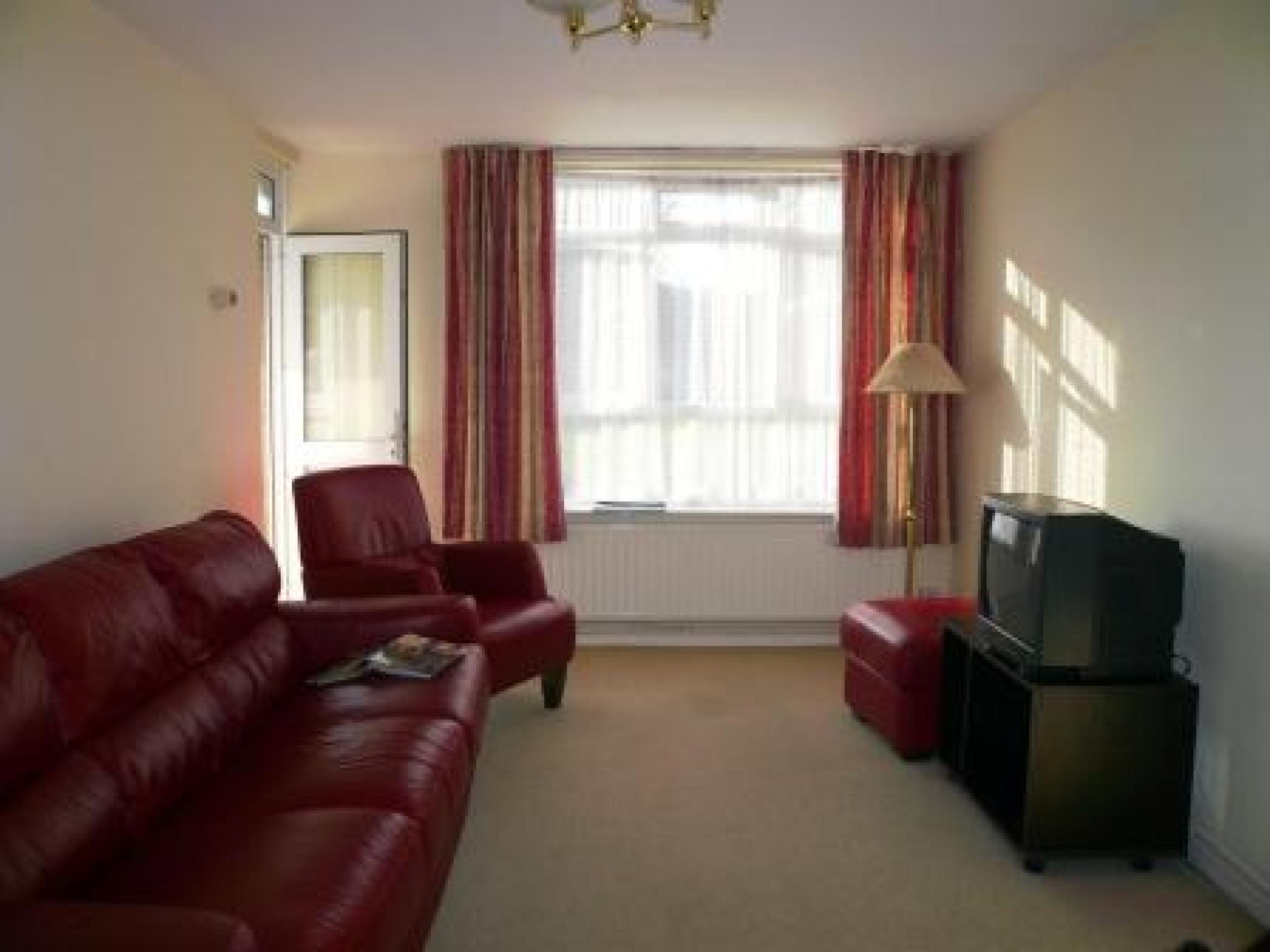 			2 Bedroom, 1 bath, 1 reception Flat			 Hermitage Lane, GOLDERS GREEN/HAMPSTEAD HEATH NW2